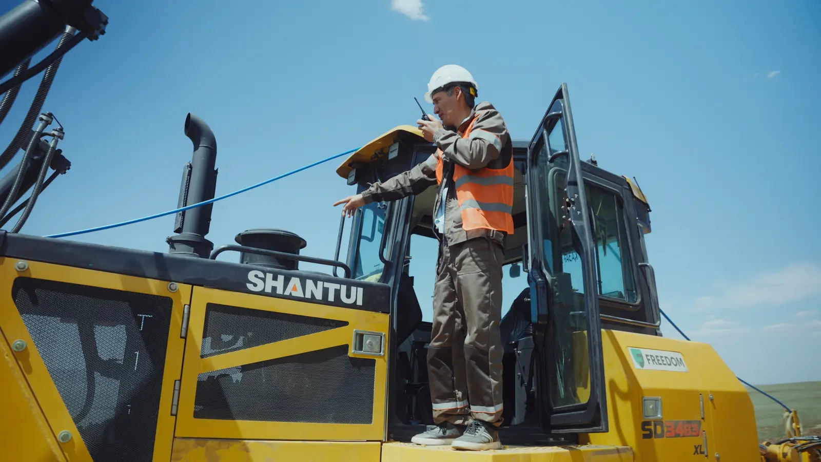 Колонна инженері Shantui бульдозерінің бортынан ТОБЖ төсеуді үйлестіріп тұр